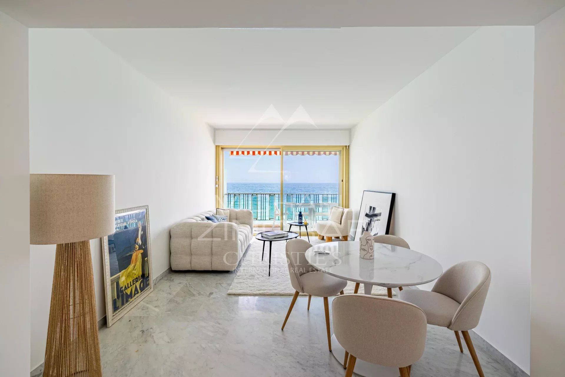Penthouse avec vue mer à Roquebrune-Cap-Martin Intérieur d'un penthouse à Roquebrune-Cap-Martin avec vue sur la mer, salon et salle à manger modernes.