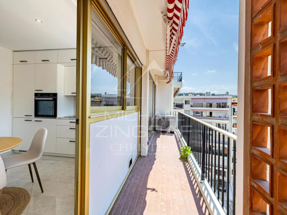 Penthouse avec vue mer à Roquebrune-Cap-Martin, balcon et cuisine moderne.