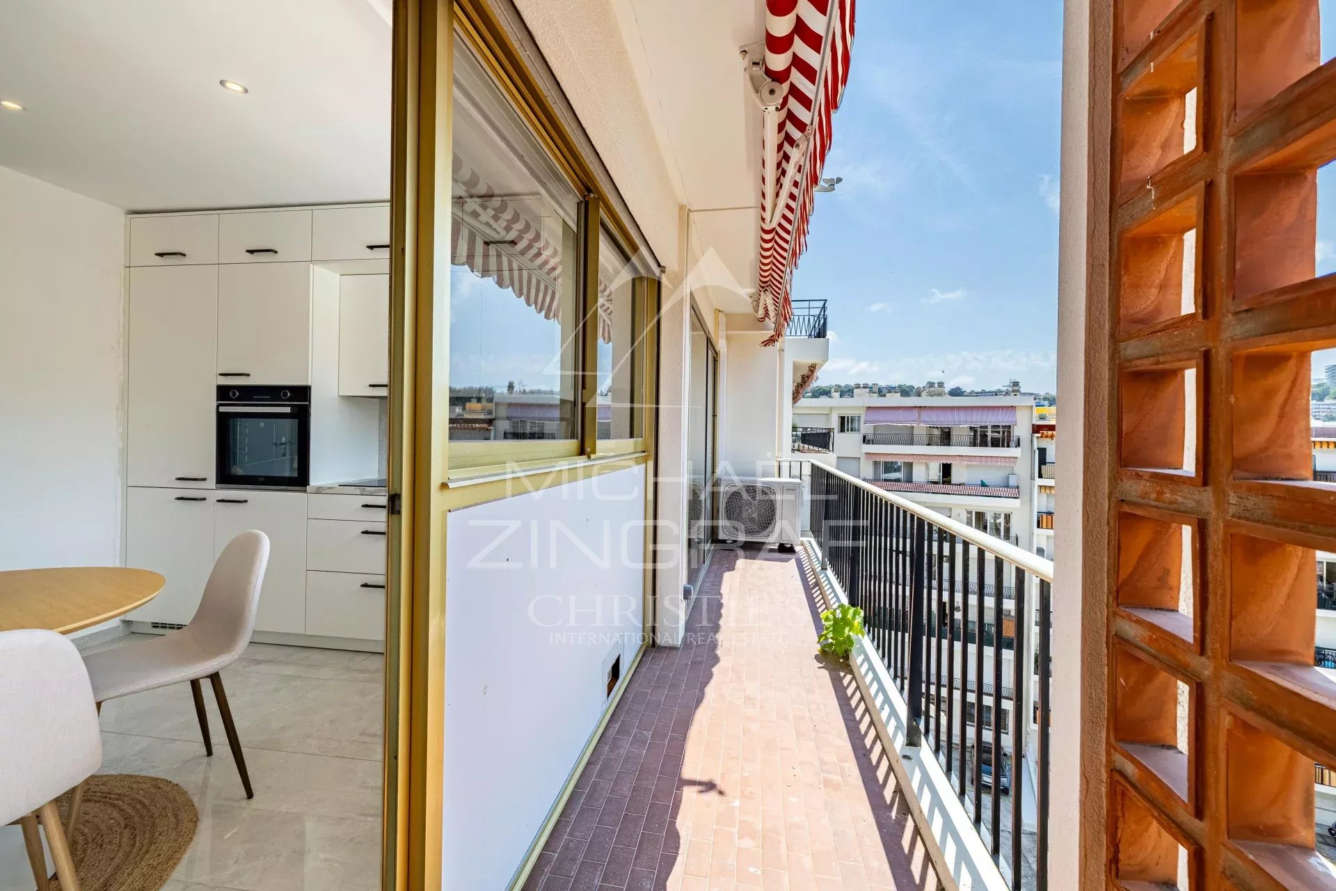Penthouse avec vue mer à Roquebrune-Cap-Martin Penthouse avec vue mer à Roquebrune-Cap-Martin, balcon et cuisine moderne.