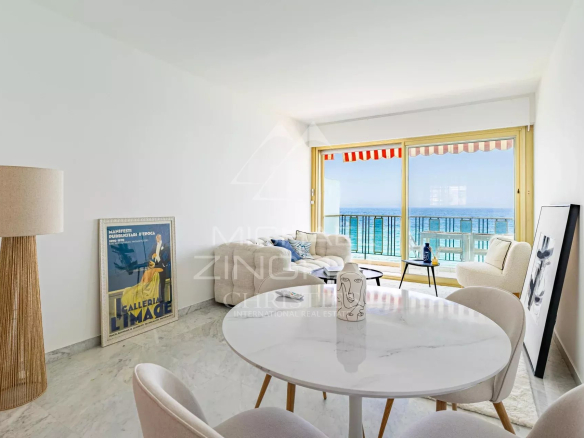 Intérieur d'un penthouse à Roquebrune-Cap-Martin avec vue mer, mobilier moderne et lumineux.