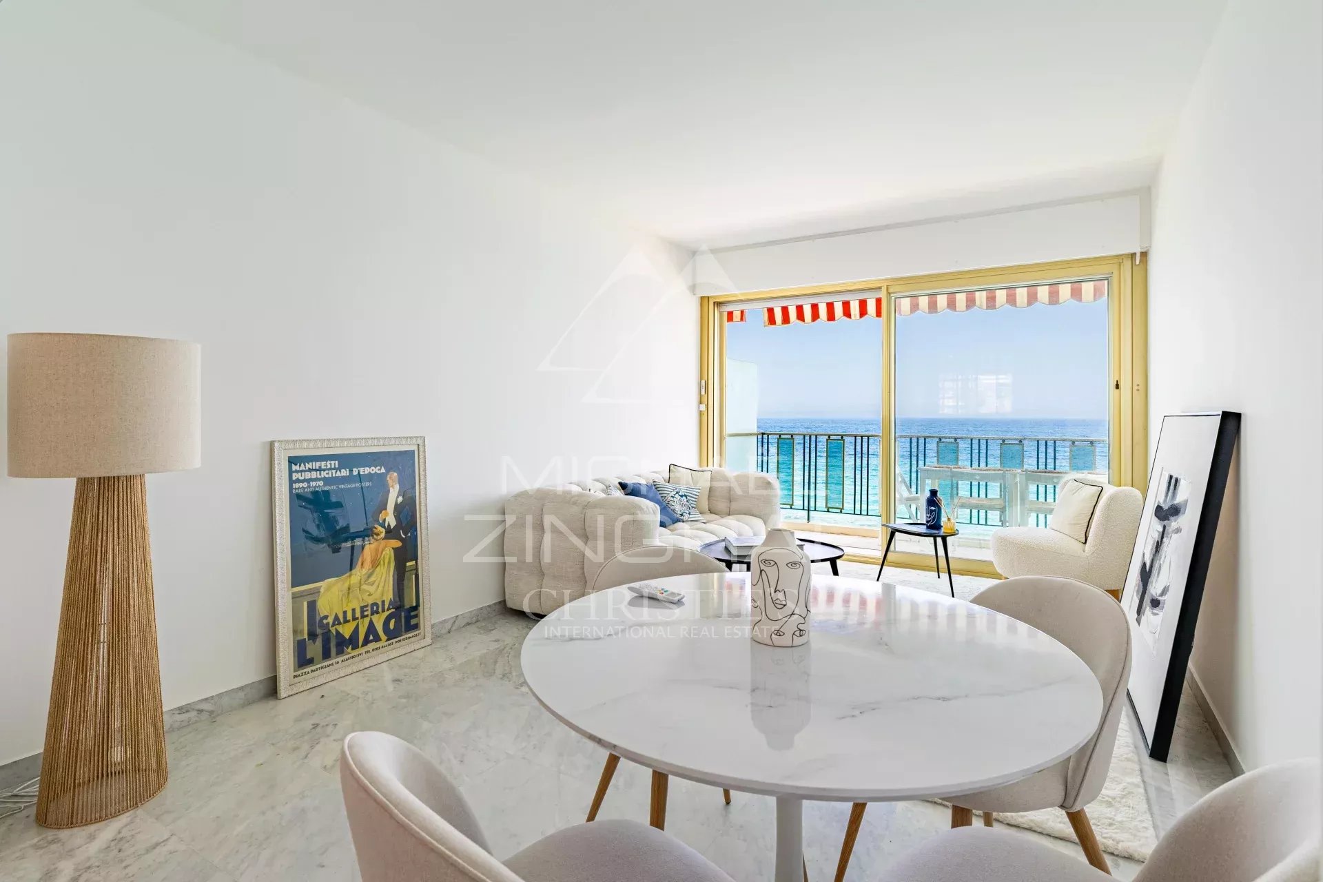 Penthouse avec vue mer à Roquebrune-Cap-Martin Intérieur d'un penthouse à Roquebrune-Cap-Martin avec vue mer, mobilier moderne et lumineux.