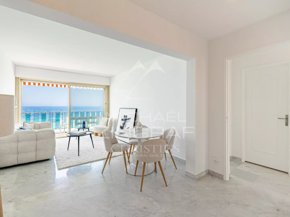 Intérieur d'un penthouse à Roquebrune-Cap-Martin avec vue sur la mer, mobilier moderne et lumineux.