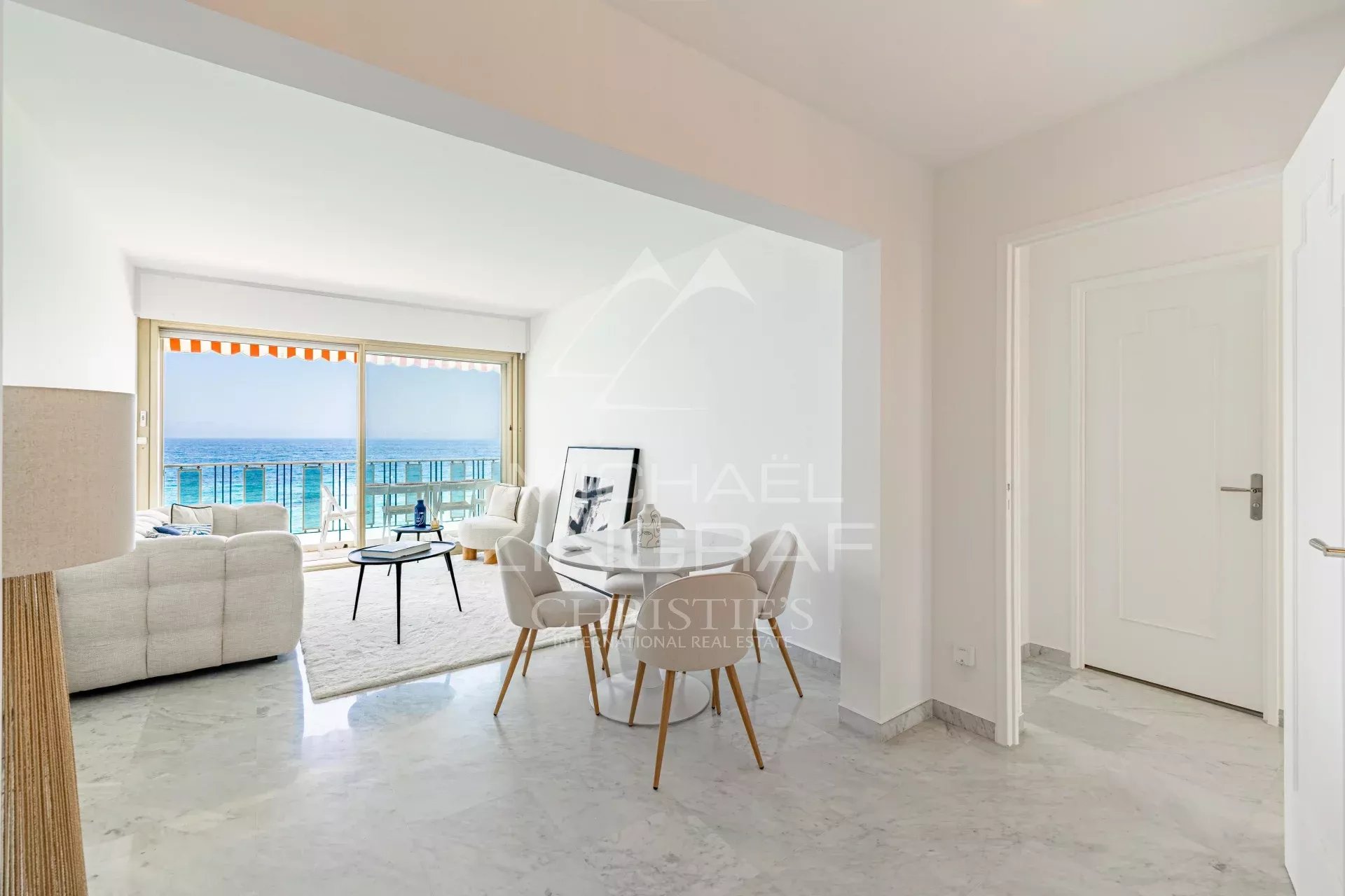 Penthouse à Roquebrune-Cap-Martin Intérieur d'un penthouse à Roquebrune-Cap-Martin avec vue sur la mer, mobilier moderne et lumineux.