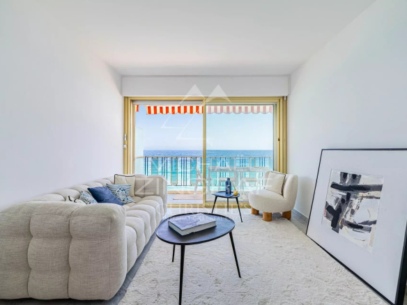 Salon d'un penthouse à Roquebrune-Cap-Martin avec vue sur la mer.