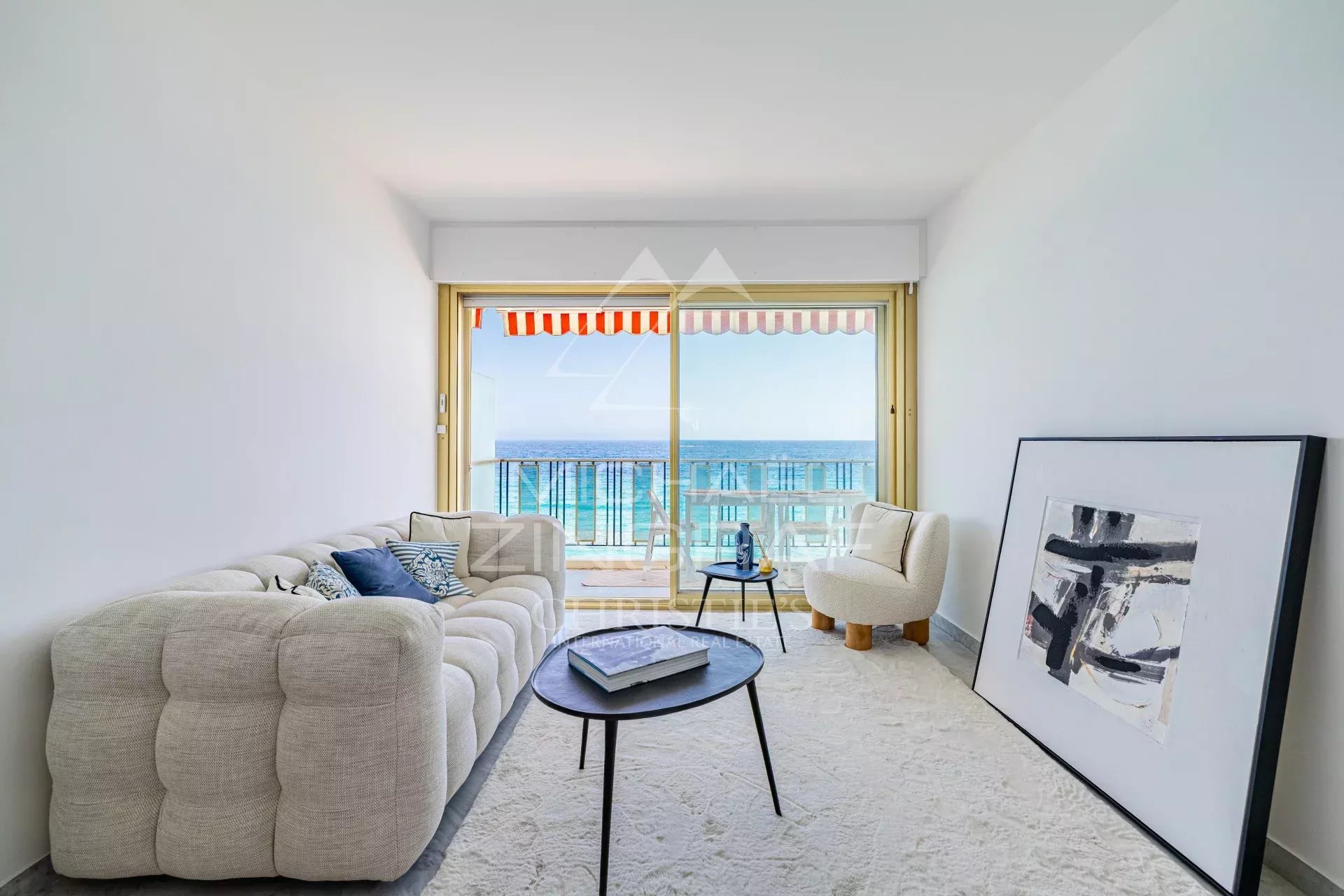 Penthouse avec vue mer à Roquebrune-Cap-Martin Salon d'un penthouse à Roquebrune-Cap-Martin avec vue sur la mer.