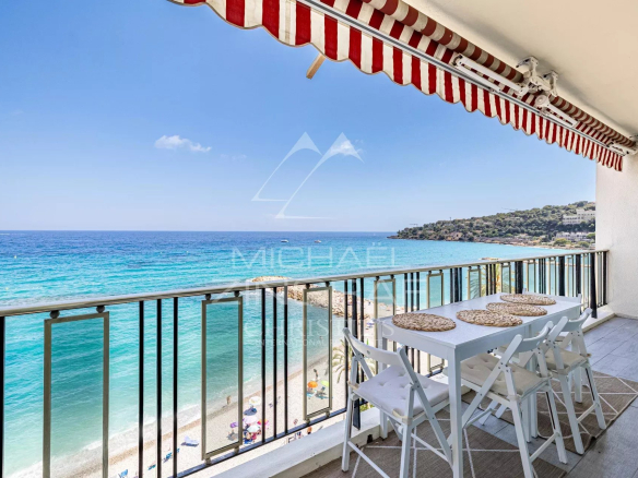 Terrasse d'un penthouse avec vue panoramique sur la mer à Roquebrune-Cap-Martin.