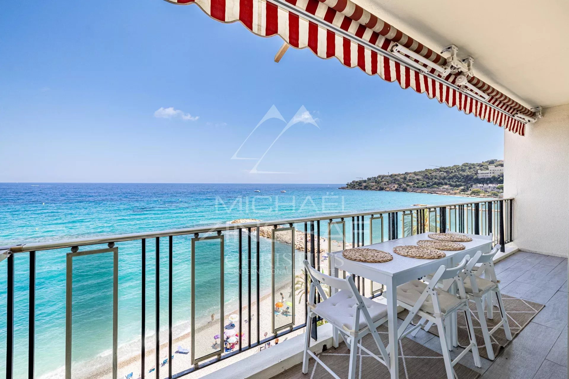 Penthouse avec vue mer à Roquebrune-Cap-Martin Terrasse d'un penthouse avec vue panoramique sur la mer à Roquebrune-Cap-Martin.