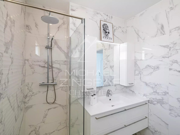 Salle de bain moderne avec douche à l'italienne et meuble vasque en marbre.