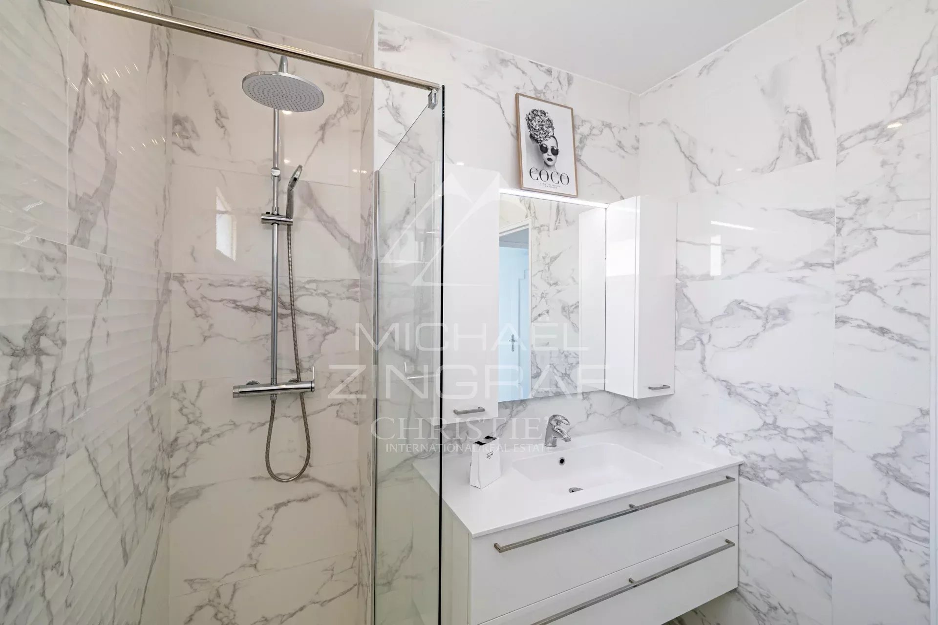 Salle de bain élégante Salle de bain moderne avec douche à l'italienne et meuble vasque en marbre.