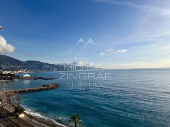 Vue panoramique sur la mer depuis un penthouse à Roquebrune-Cap-Martin.