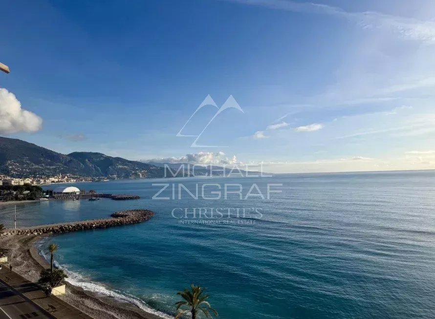 Penthouse avec vue mer à Roquebrune-Cap-Martin Vue panoramique sur la mer depuis un penthouse à Roquebrune-Cap-Martin.