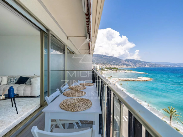 Penthouse avec vue mer à Roquebrune-Cap-Martin, balcon avec mobilier extérieur.