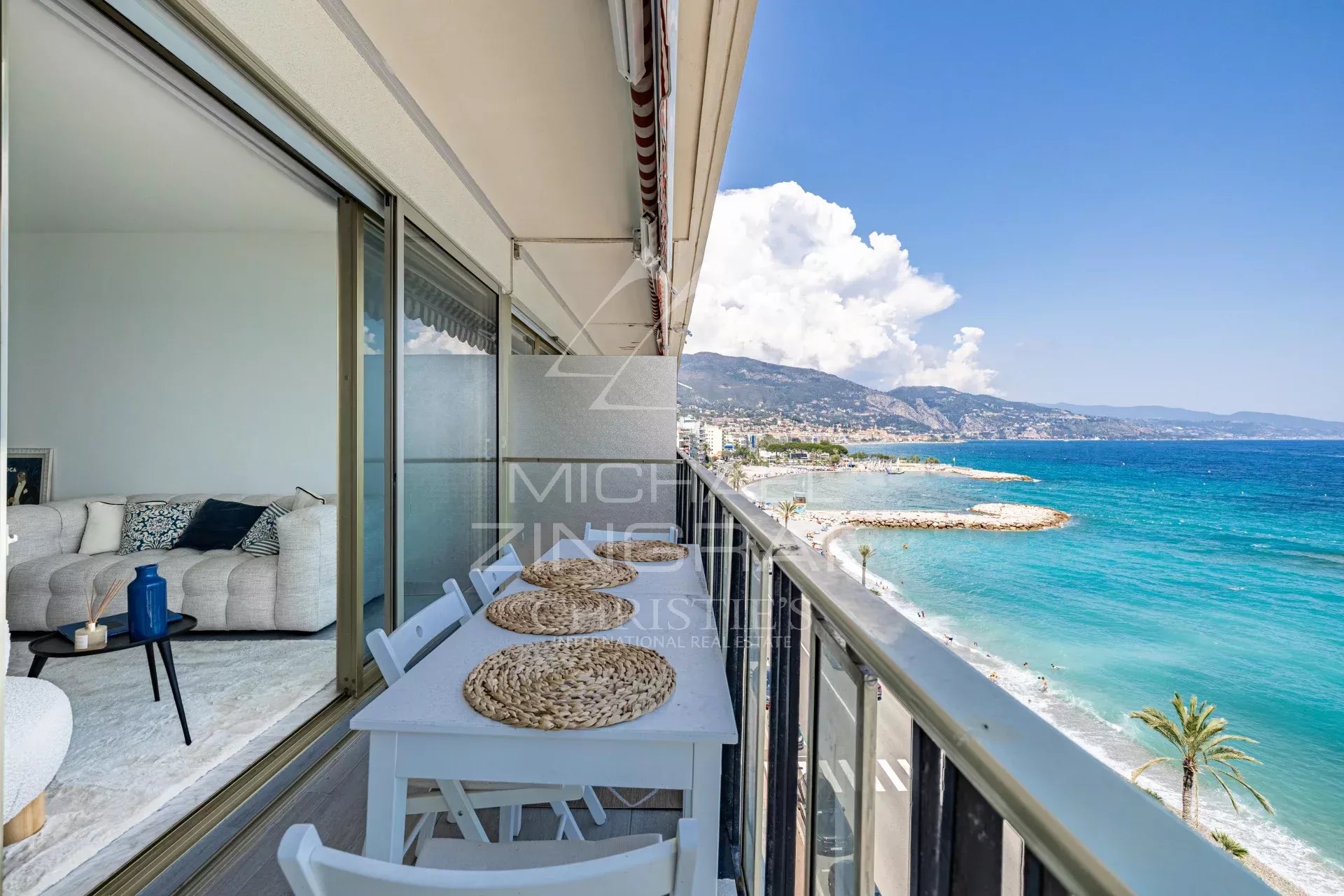 Penthouse vue mer à Roquebrune-Cap-Martin Penthouse avec vue mer à Roquebrune-Cap-Martin, balcon avec mobilier extérieur.