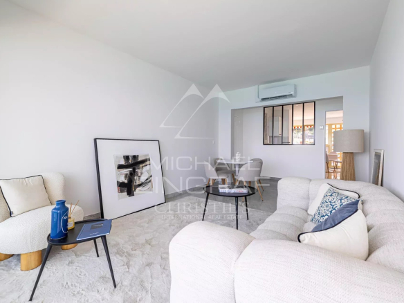Intérieur d'un penthouse à Roquebrune-Cap-Martin, avec salon moderne et mobilier élégant.