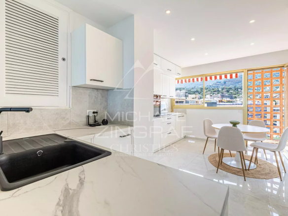 Cuisine moderne avec vue sur la mer et salle à manger à Roquebrune-Cap-Martin.