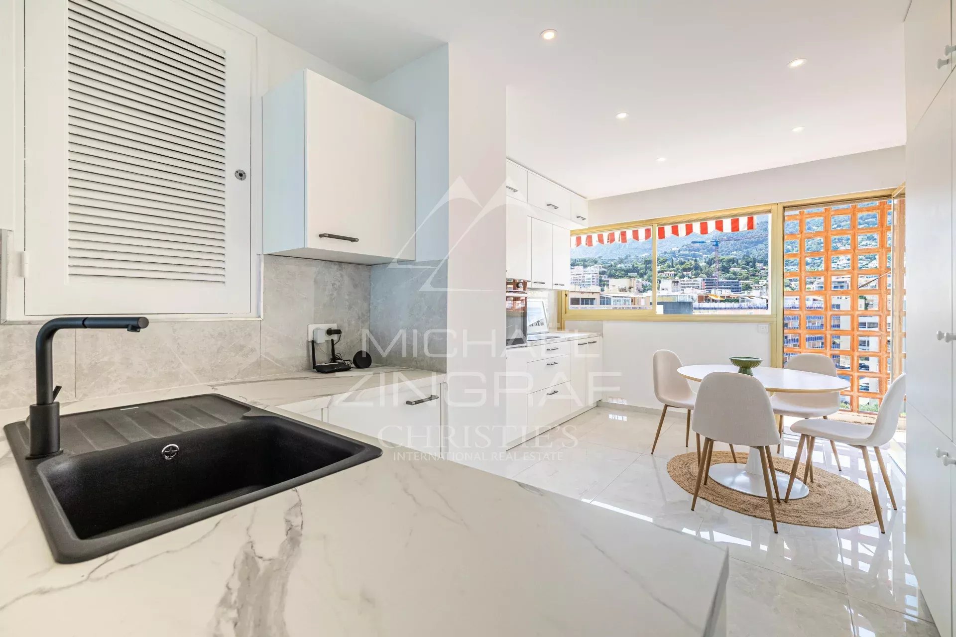 Cuisine et salle à manger avec vue Cuisine moderne avec vue sur la mer et salle à manger à Roquebrune-Cap-Martin.