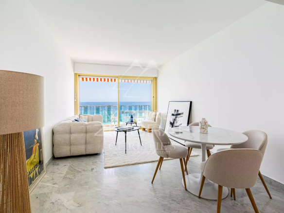 Intérieur d'un penthouse à Roquebrune-Cap-Martin avec vue sur la mer, salon et salle à manger modernes.