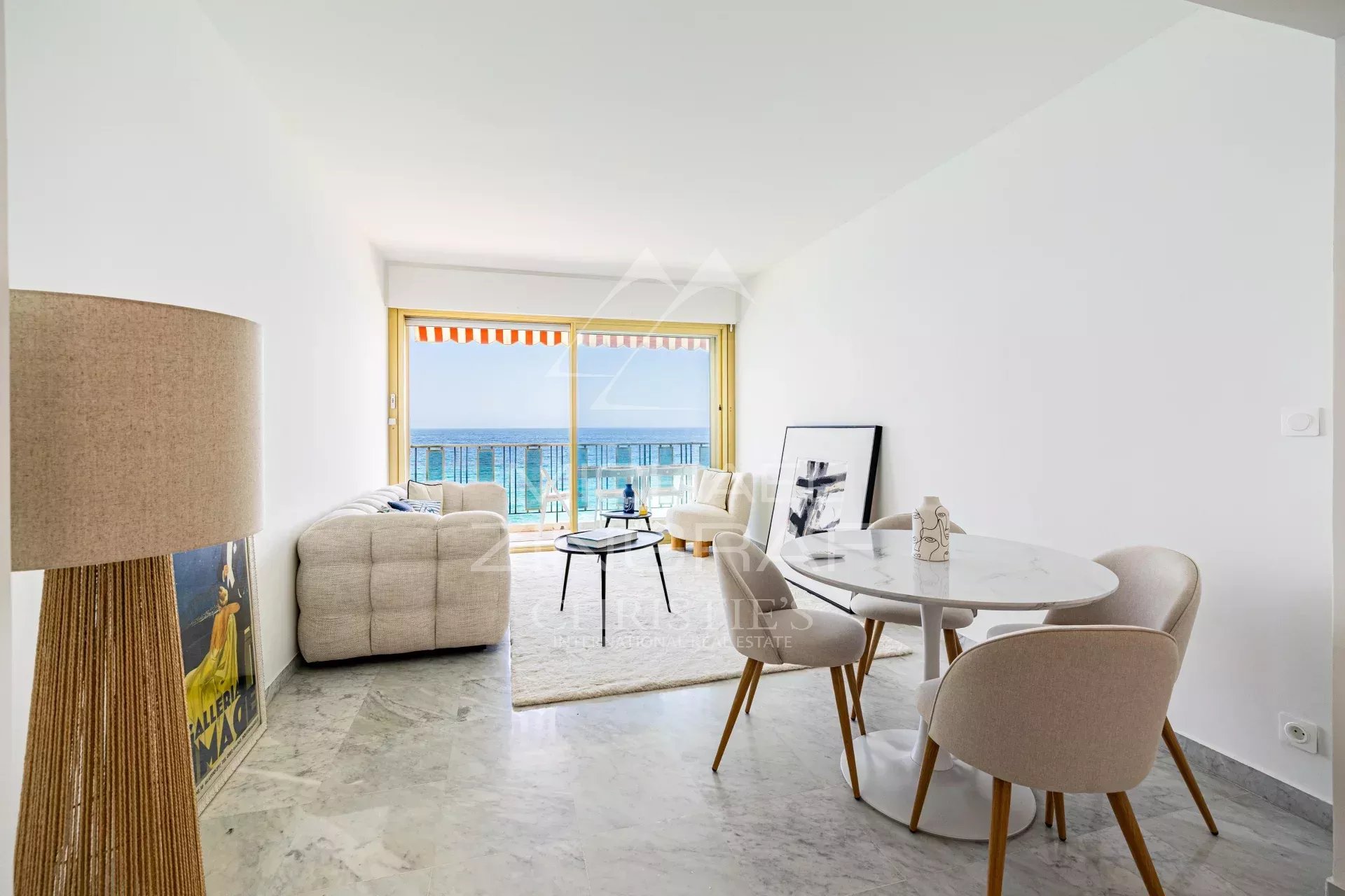 Penthouse avec vue mer à Roquebrune-Cap-Martin Intérieur d'un penthouse à Roquebrune-Cap-Martin avec vue sur la mer, salon et salle à manger modernes.