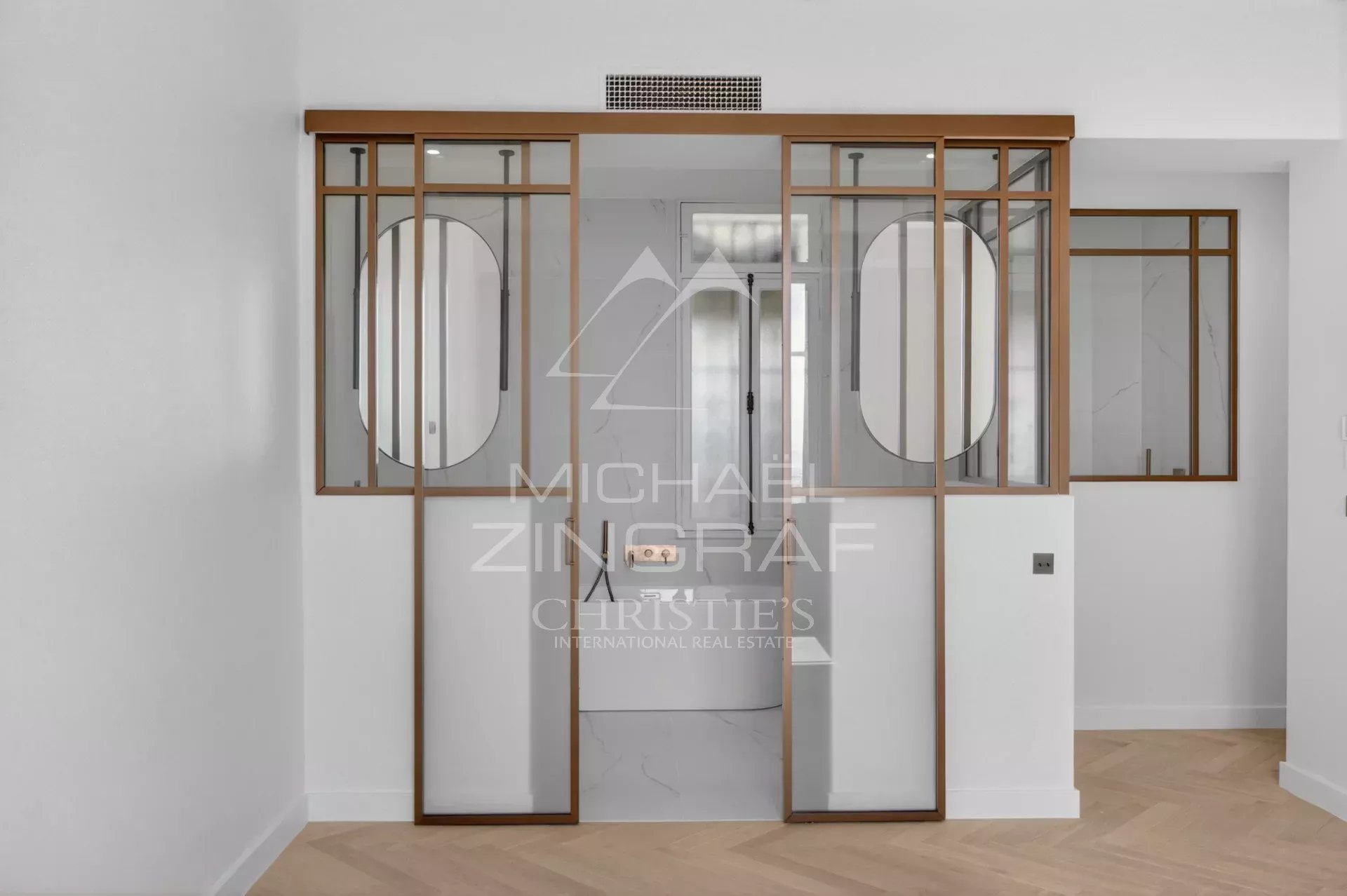 Intérieur d’un appartement de luxe Intérieur d'un appartement rénové avec des cloisons en verre et bois, style moderne.