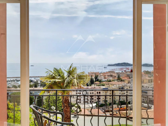 Vue panoramique sur la mer depuis un appartement à Beaulieu-sur-Mer, avec des baies vitrées et un balcon.