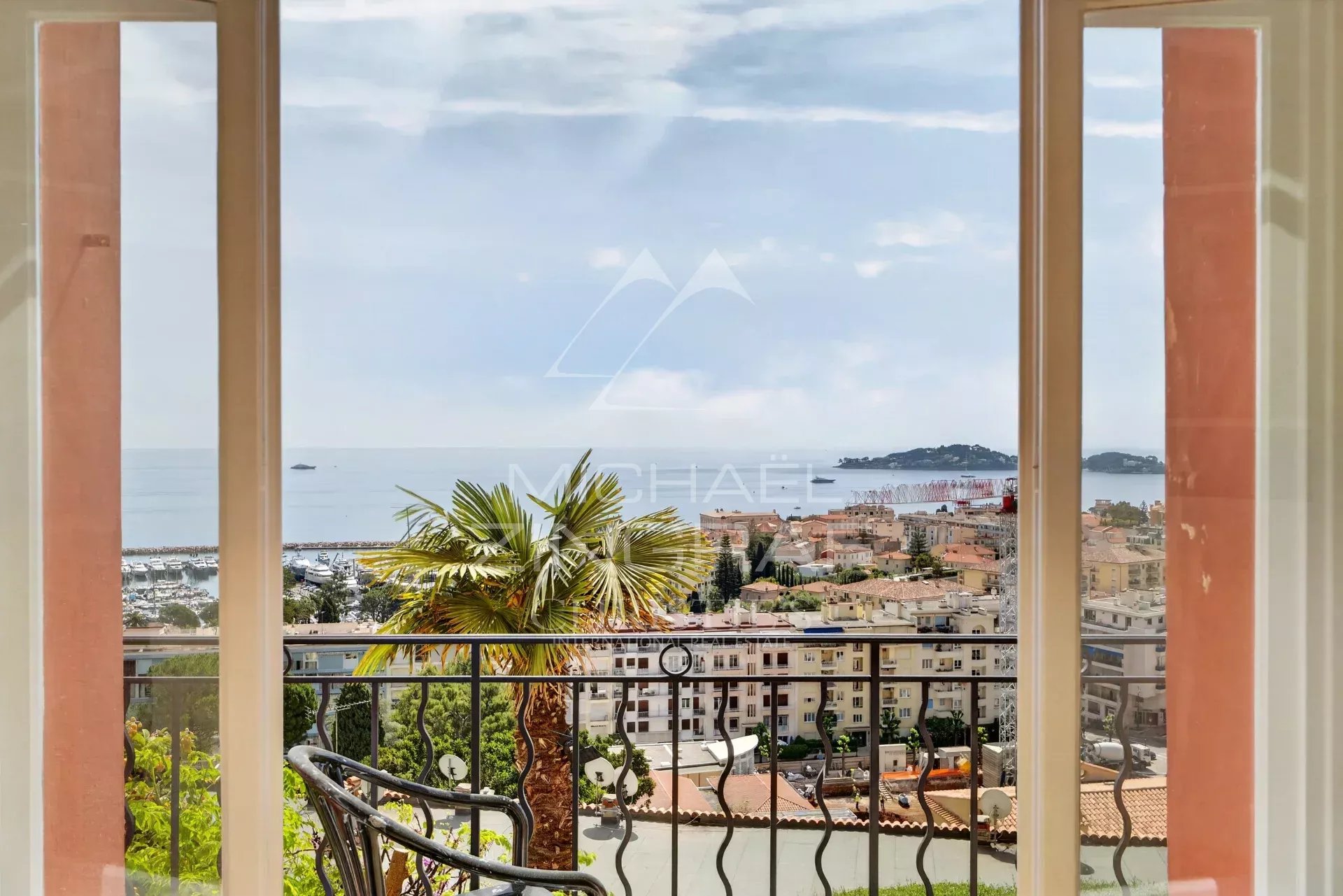 Vue mer depuis un appartement à Beaulieu-sur-Mer Vue panoramique sur la mer depuis un appartement à Beaulieu-sur-Mer, avec des baies vitrées et un balcon.