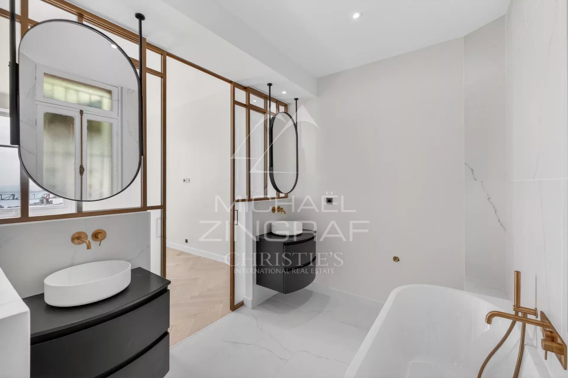 Salle de bain d’un appartement de luxe Salle de bain moderne avec baignoire, lavabos et miroirs élégants.