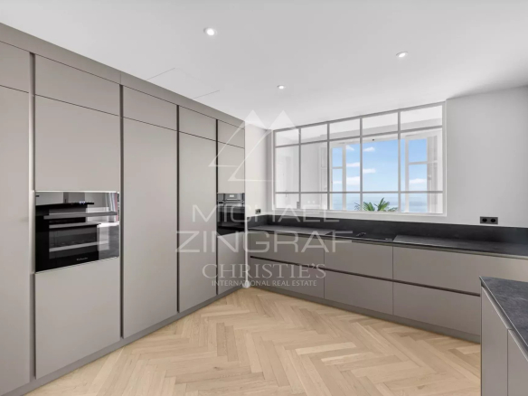 Cuisine moderne et lumineuse d'un appartement à Beaulieu-sur-Mer, avec des meubles en bois clair et des équipements haut de gamme.