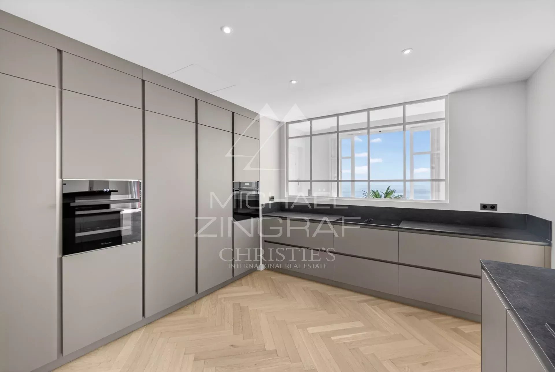 Cuisine d’un appartement de luxe à Beaulieu-sur-Mer Cuisine moderne et lumineuse d'un appartement à Beaulieu-sur-Mer, avec des meubles en bois clair et des équipements haut de gamme.