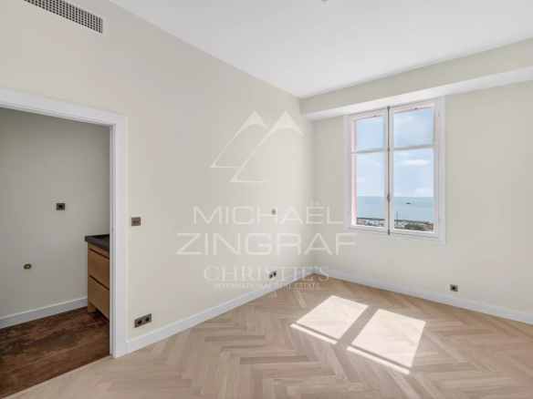 Intérieur d'un appartement rénové à Beaulieu-sur-Mer avec vue sur la mer