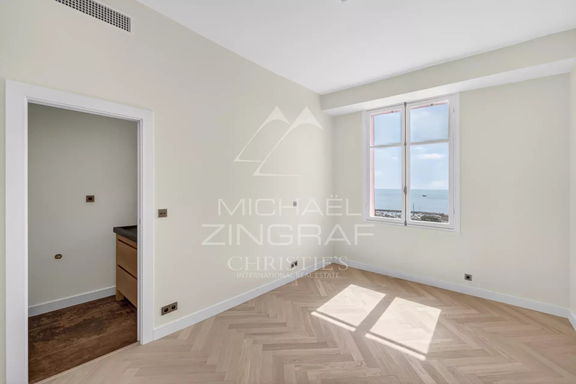 Appartement rénové à Beaulieu-sur-Mer Intérieur d'un appartement rénové à Beaulieu-sur-Mer avec vue sur la mer