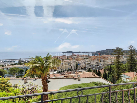 Vue panoramique sur Beaulieu-sur-Mer et la Méditerranée depuis un appartement.
