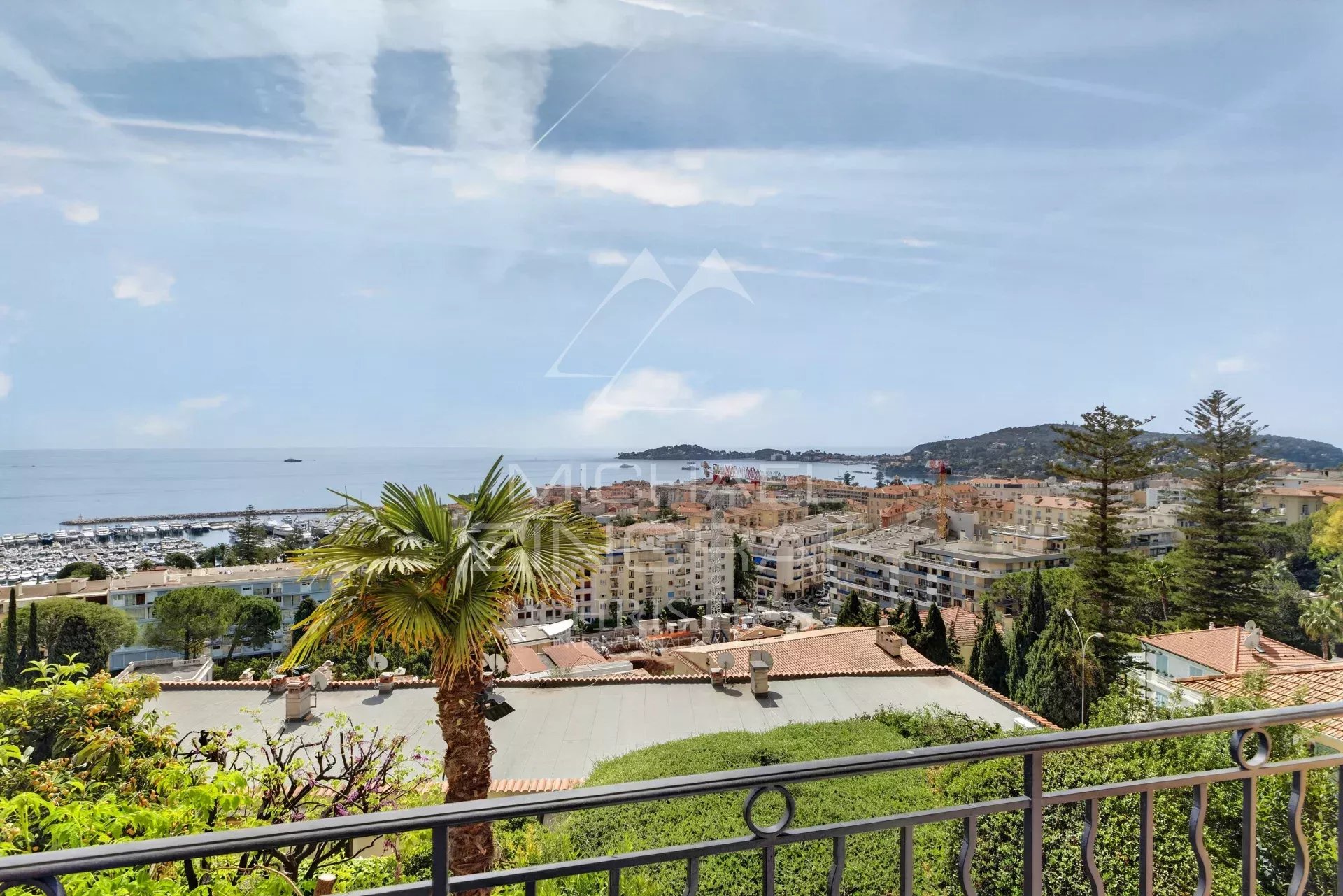 Appartement avec vue mer à Beaulieu-sur-Mer Vue panoramique sur Beaulieu-sur-Mer et la Méditerranée depuis un appartement.