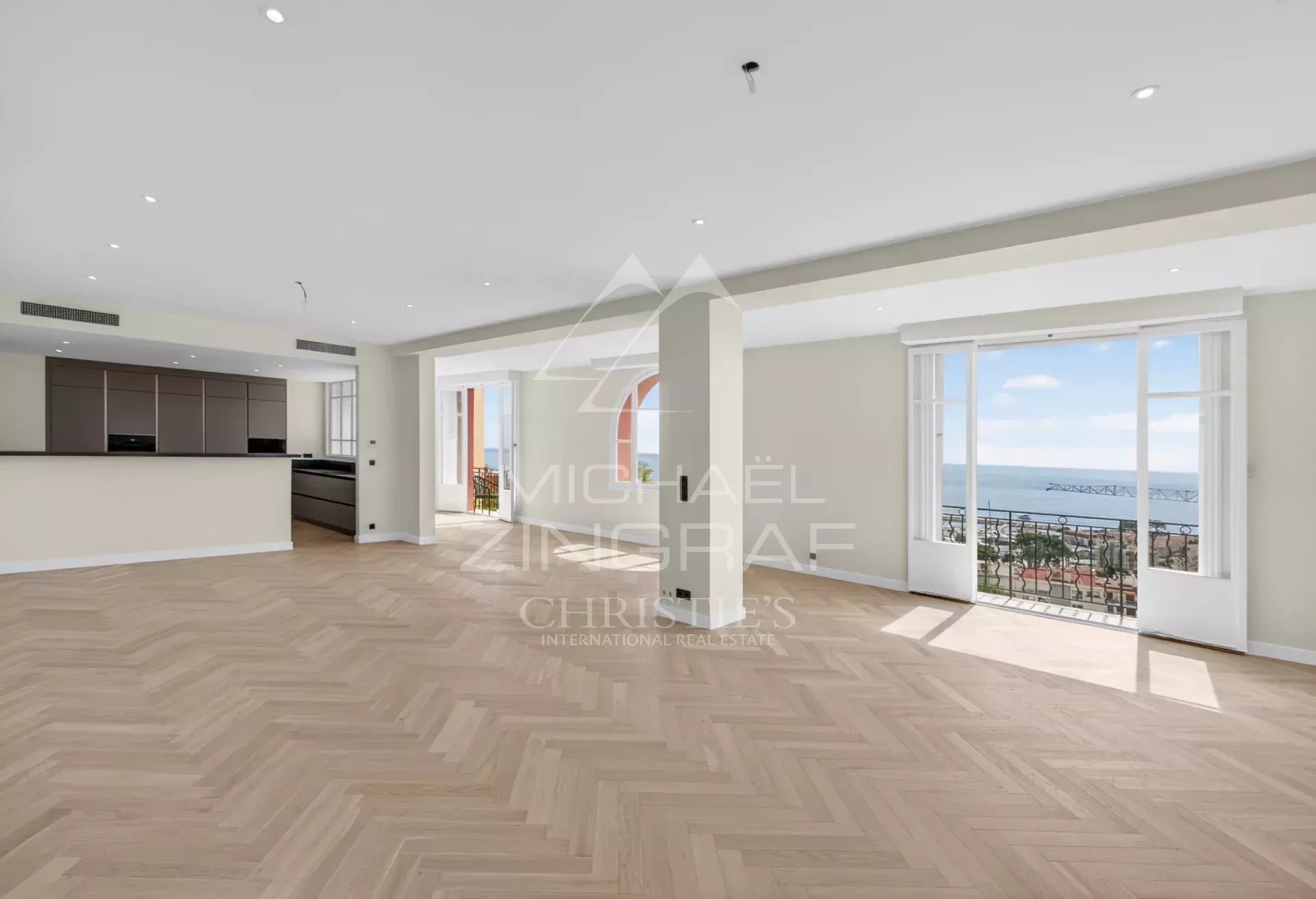 Appartement d’exception à Beaulieu-sur-Mer Intérieur d'un appartement rénové à Beaulieu-sur-Mer avec vue sur la mer et grandes baies vitrées.