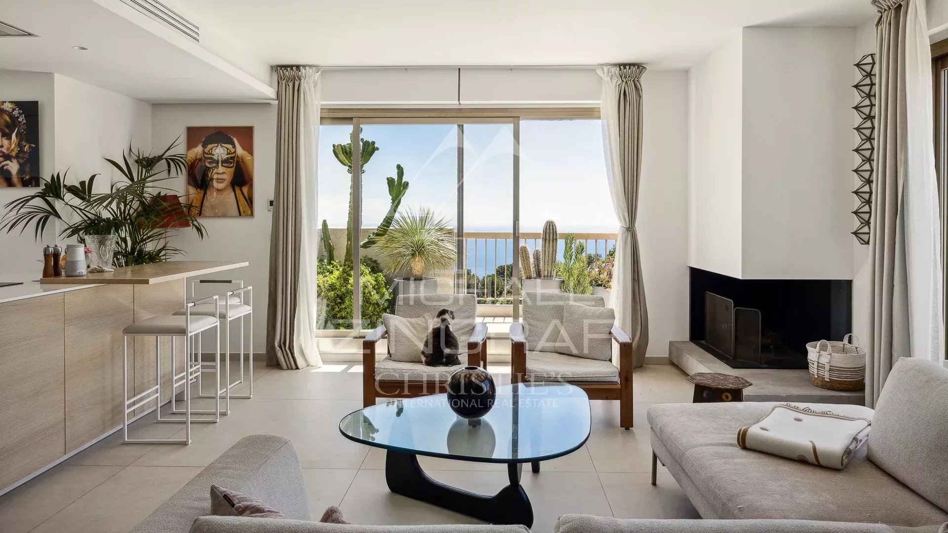 Appartement moderne à Èze Intérieur d'un appartement moderne avec salon lumineux et vue sur la mer à Èze.