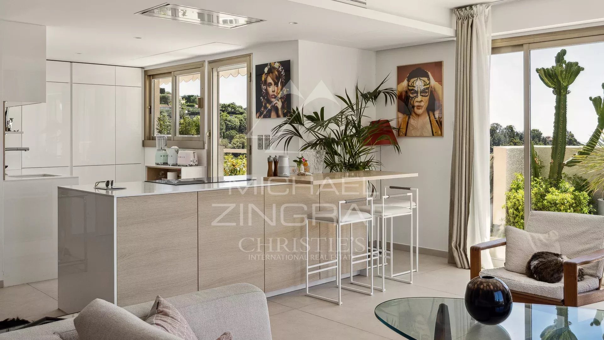 Appartement moderne à Èze Intérieur d'un appartement moderne avec cuisine ouverte et grande fenêtre, vue sur la terrasse.
