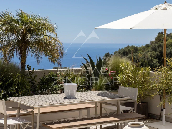 Terrasse d'un appartement à Èze avec vue sur la mer Méditerranée et des plantes.