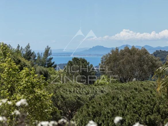 Vue panoramique sur la mer Méditerranée et la végétation environnante à Èze.