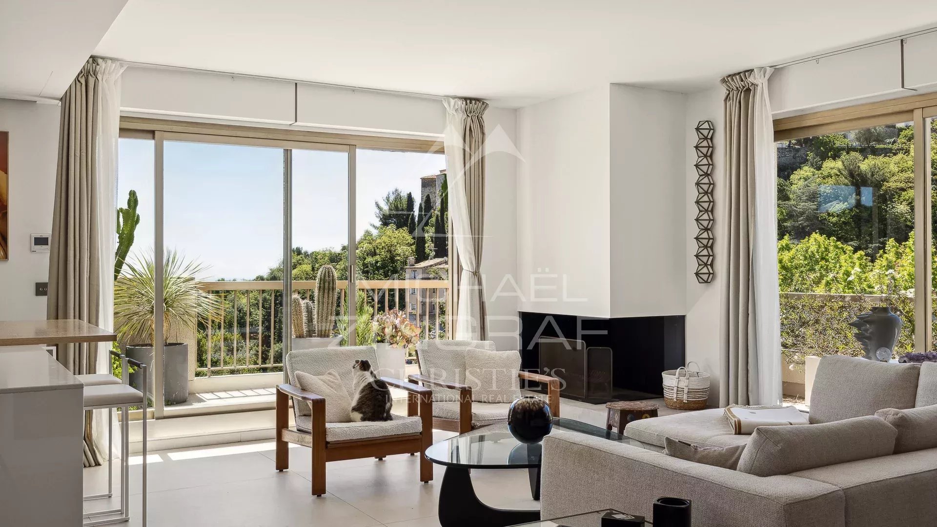 Appartement moderne à Èze Intérieur d'un appartement moderne à Èze avec salon lumineux et accès à une terrasse.