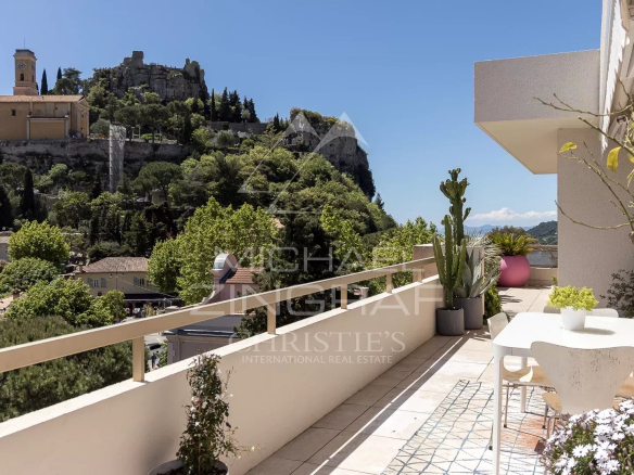 Penthouse avec grande terrasse et vue sur le village d'Eze et la mer Méditerranée.