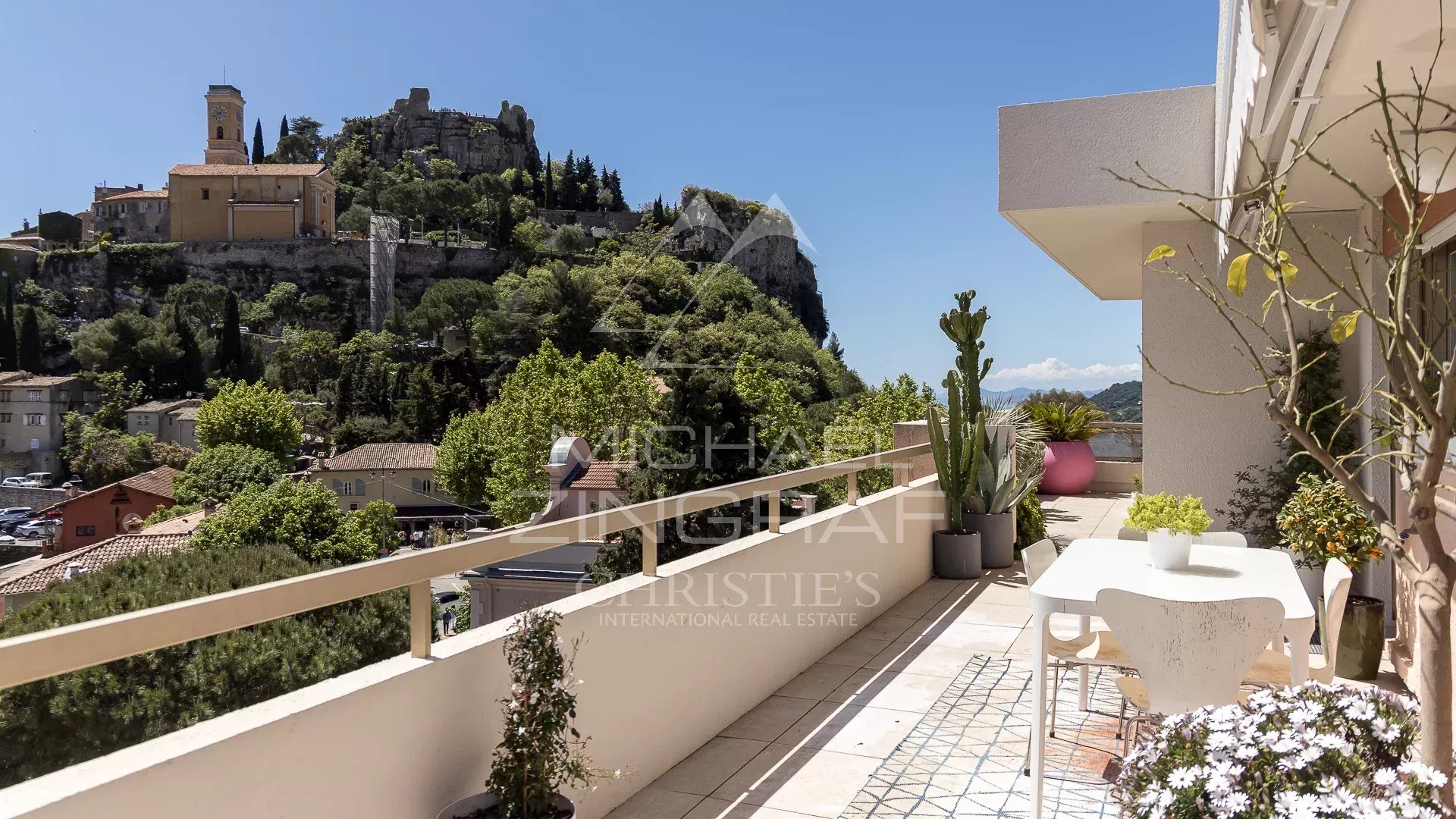Penthouse à Eze avec terrasse Penthouse avec grande terrasse et vue sur le village d'Eze et la mer Méditerranée.