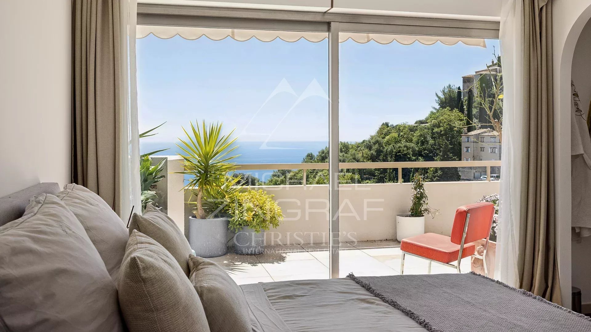 Appartement avec terrasse à Èze Intérieur d'un appartement à Èze avec vue sur la mer et une terrasse ensoleillée.