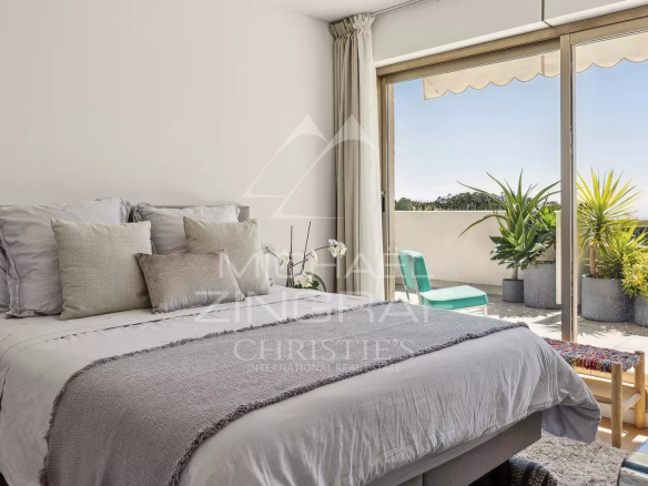 Chambre d'un appartement avec vue sur la mer à Èze, Côte d'Azur.