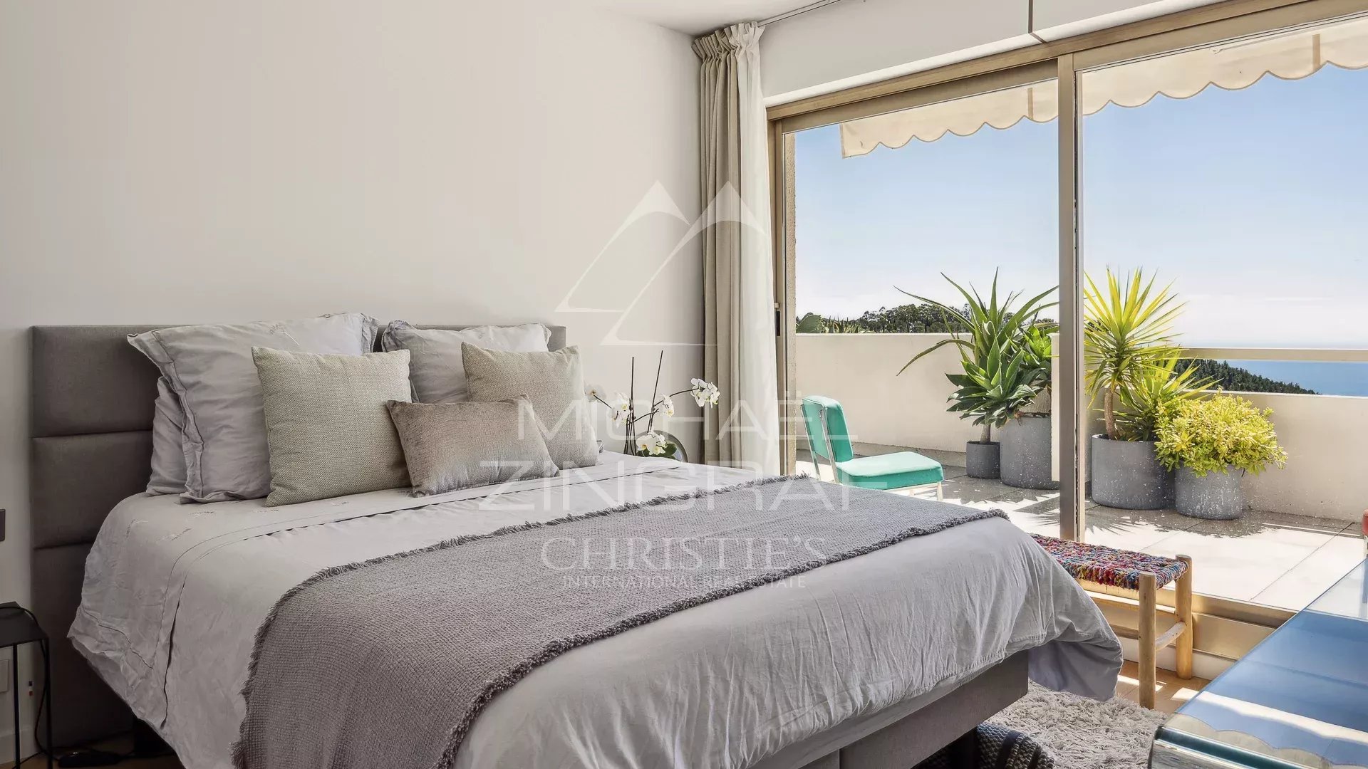 Chambre avec vue à Èze Chambre d'un appartement avec vue sur la mer à Èze, Côte d'Azur.