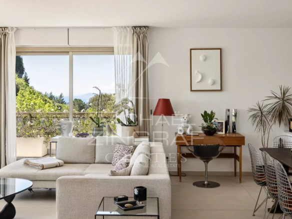 Intérieur d'un appartement moderne avec salon lumineux et vue sur la nature à Èze.