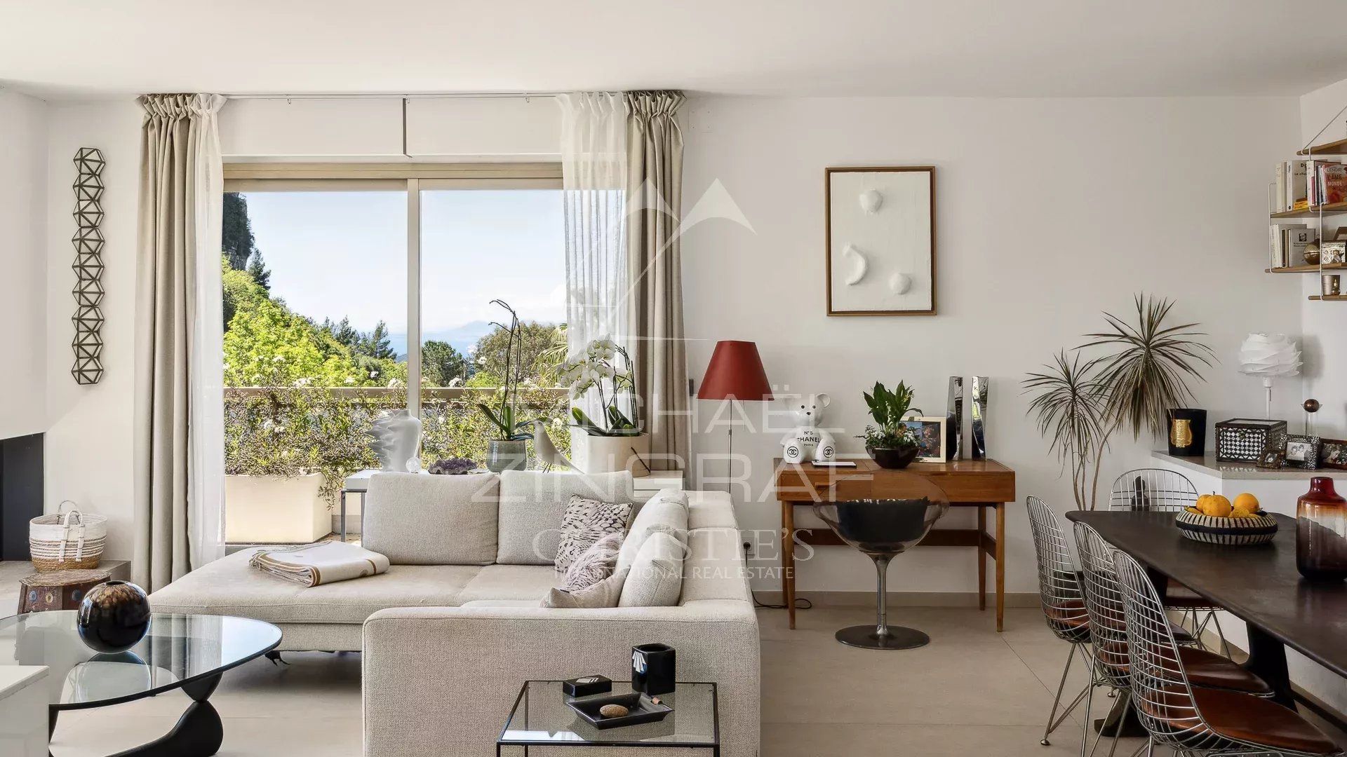 Appartement moderne à Èze Intérieur d'un appartement moderne avec salon lumineux et vue sur la nature à Èze.