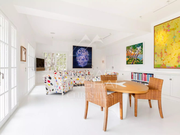 Intérieur d'un penthouse rénové à Saint-Jean-Cap-Ferrat, avec salon lumineux et décor moderne.