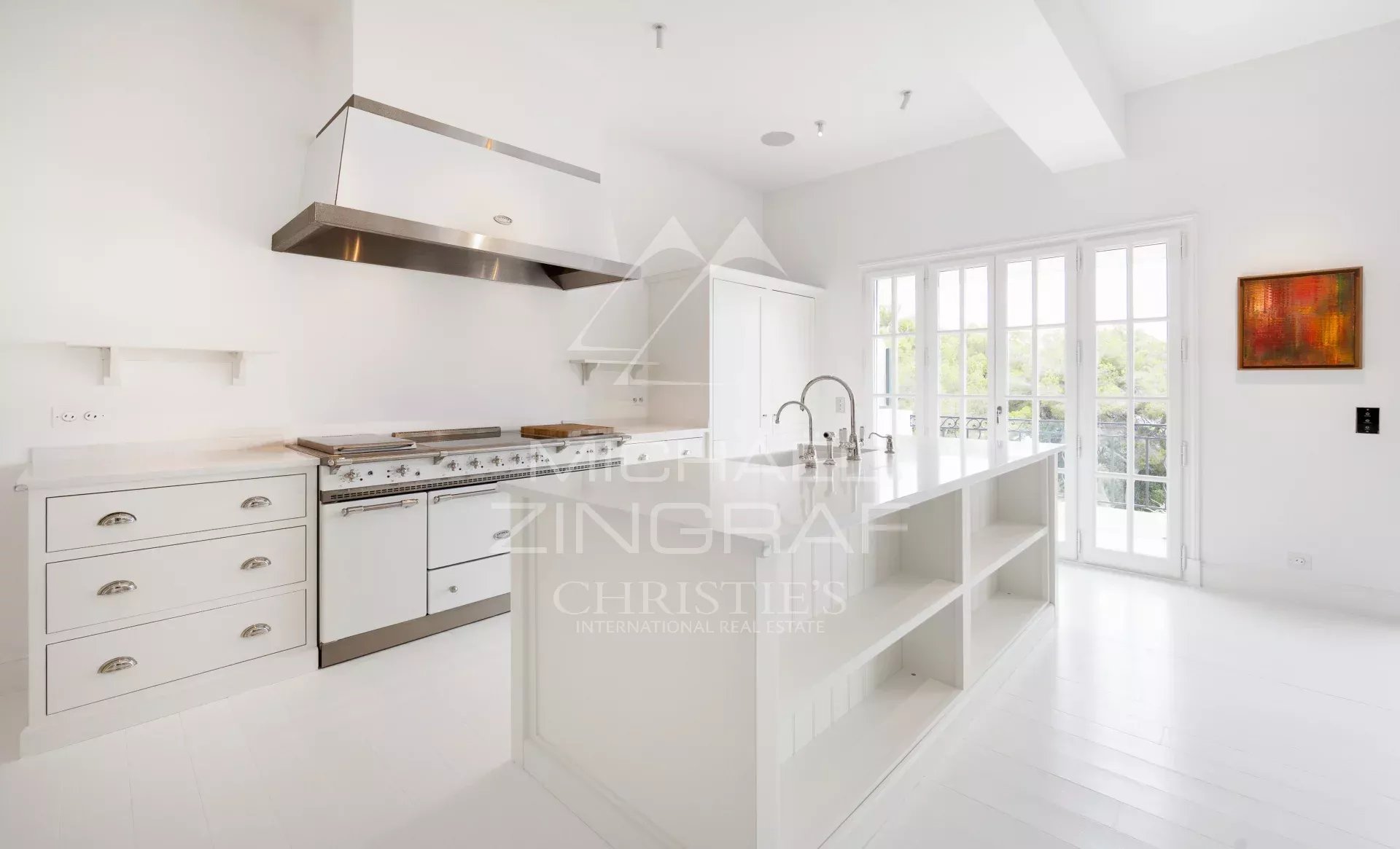 Cuisine d’un penthouse à Saint-Jean-Cap-Ferrat Cuisine moderne et lumineuse d'un penthouse à Saint-Jean-Cap-Ferrat, avec îlot central et équipements haut de gamme.