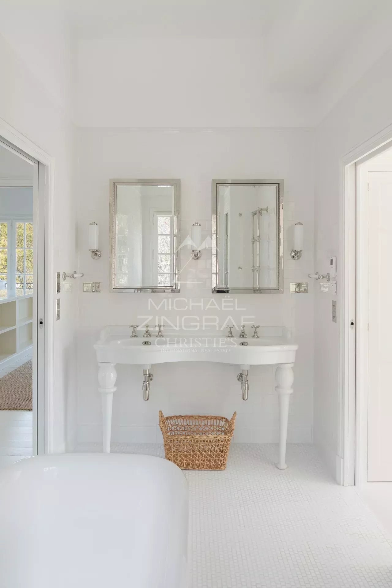 Salle de bain élégante Salle de bain moderne avec deux lavabos et une baignoire, décorée en blanc.