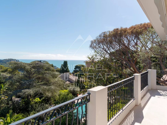 Vue depuis un penthouse à Saint-Jean-Cap-Ferrat, avec mer et végétation en arrière-plan.