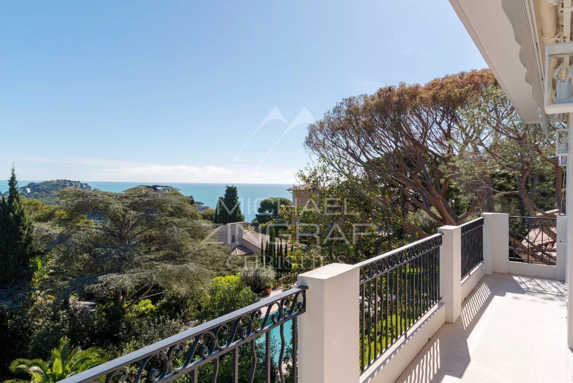 Penthouse avec vue mer à Saint-Jean-Cap-Ferrat Vue depuis un penthouse à Saint-Jean-Cap-Ferrat, avec mer et végétation en arrière-plan.